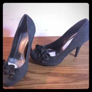 New. Never been worn. Size 10. Gray pumps