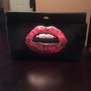 JUICY COUTURE "LIPS" HAND CLUTCH