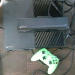 Xbox one with green controller