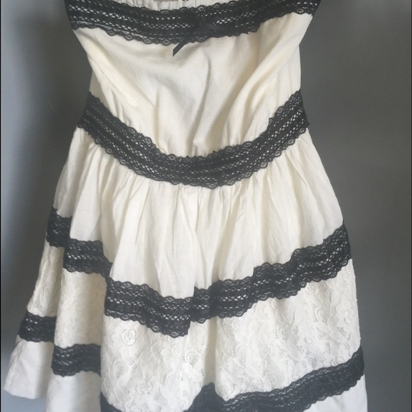 Sleeveless dress... Black n off white