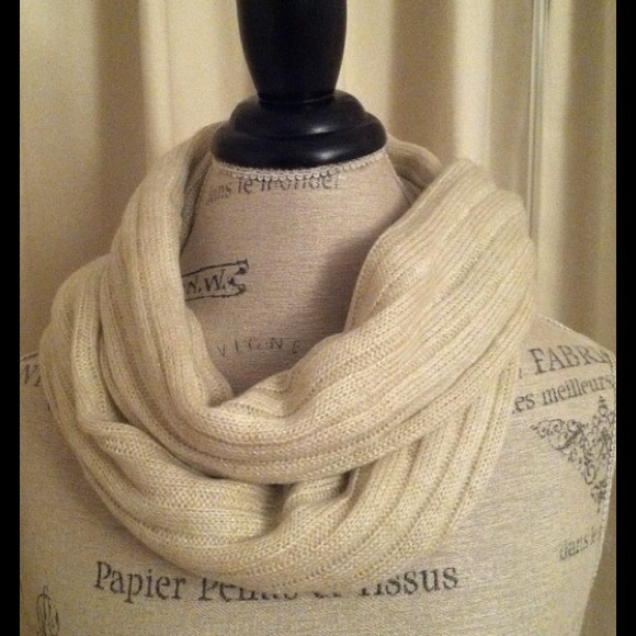 ✨NWOT Natural Tone Scarf - Picture 2 of 3