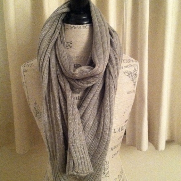 ✨ NWOT Charcoal Grey Scarf - Picture 2 of 3