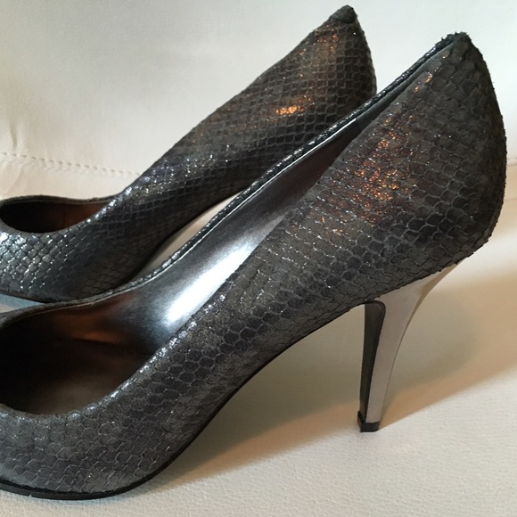 NWT Nine West Silver Snakeskin Heels