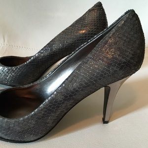 NWT Nine West Silver Snakeskin Heels
