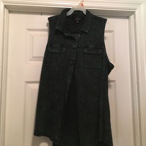Green/black sleeveless shirt