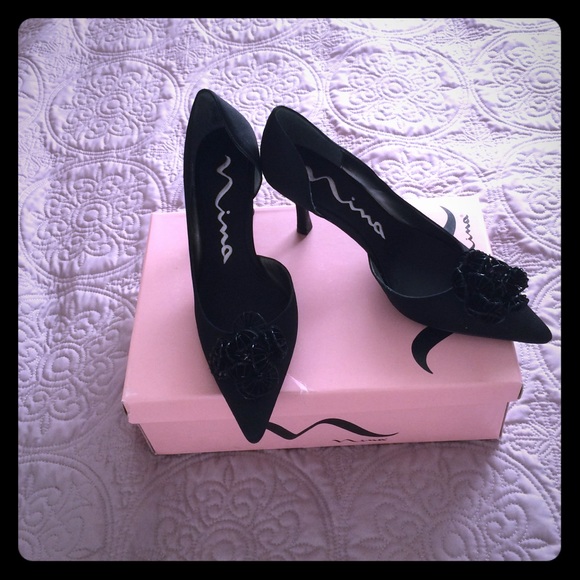 Black pointed toe strapless shoes