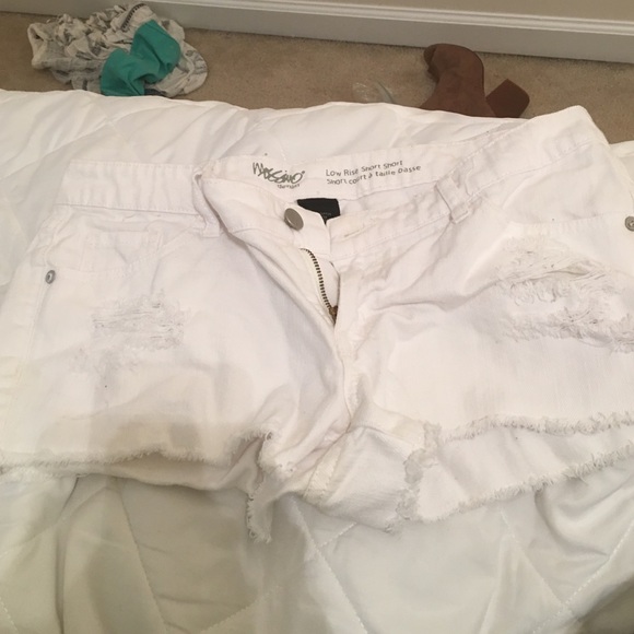 White shorts - Picture 1 of 3