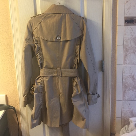 Nice light coat - Picture 3 of 4