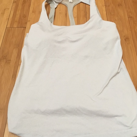 Under Armour All Season Gear Built in Bra Tank - Picture 1 of 4