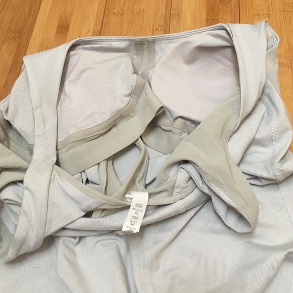 Under Armour All Season Gear Built in Bra Tank - Picture 3 of 4