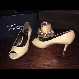 ⭐️never worn⭐️ Wide width Pumps