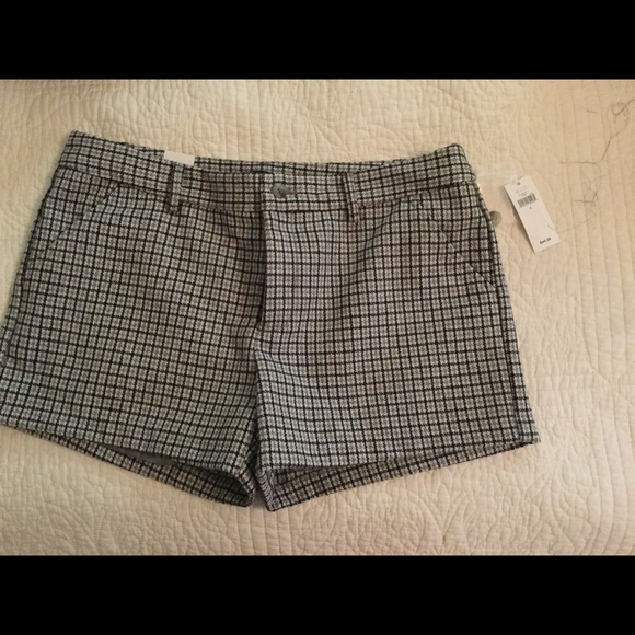 NEVER WORN WITH TAGS.Gap shorts with plaid pattern - Picture 1 of 2