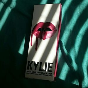 Kylie lipkit in Posie k