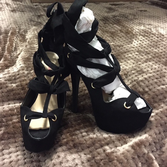 Black pumps