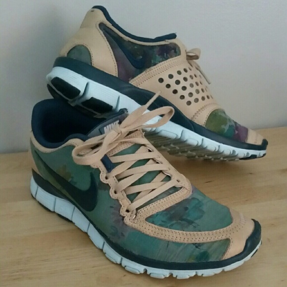 Nike Shoes - NIKE FREE 5.0 >> WMNS 7.5