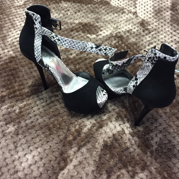 Size 6 1/2 black and white snake skin