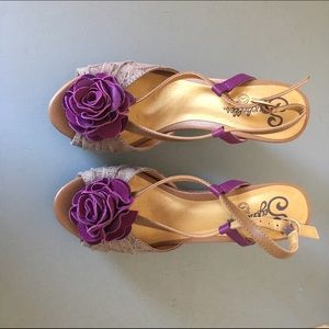 Grey/taupe and magenta strappy wedges