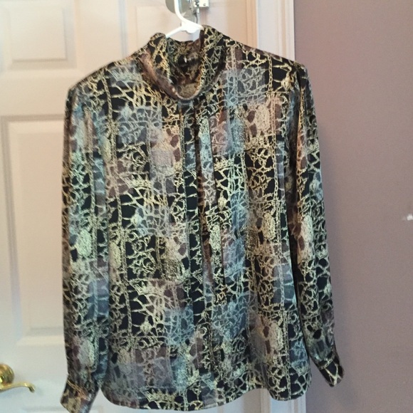 Beautiful blouse great for winter and holidays