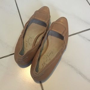 Elizabeth and James nude leather flats