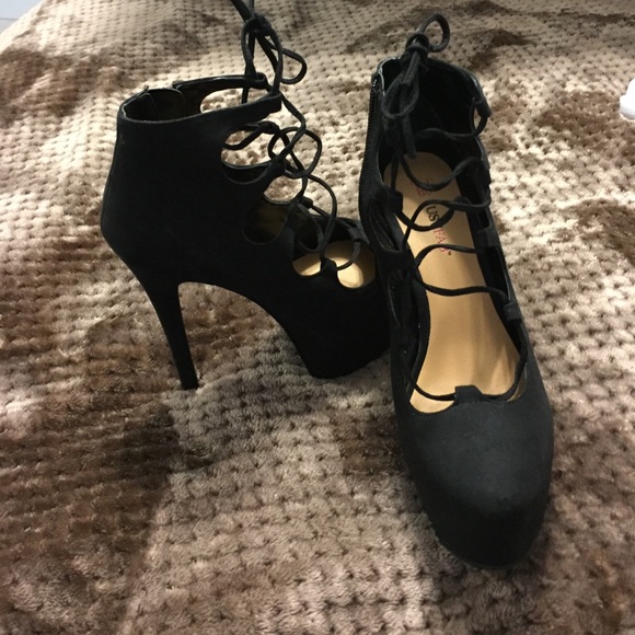 Black pumps