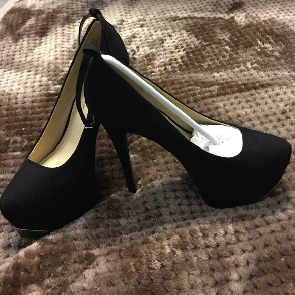 NEVER WORN!  Black pumps