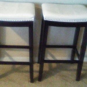 4 white counter stooks