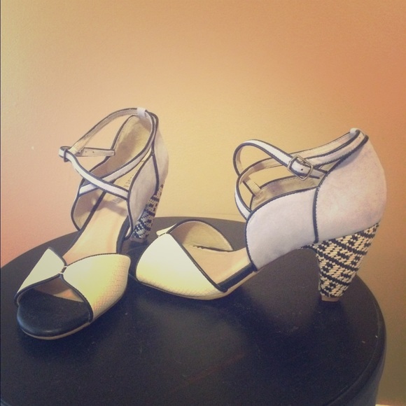 Chelsea Crew size 39  peep toe