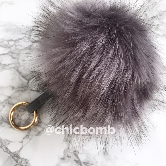 Extra large Pom Pom in cray gray. leather strap - Picture 2 of 2