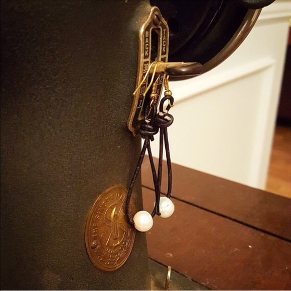 NEW Leather Pearl Loop Basic Earrings - Picture 1 of 7