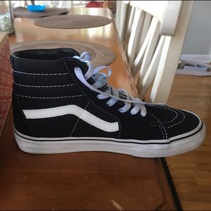 Women's 8/ Men's 6.5 black and white Sk8-Hi vans