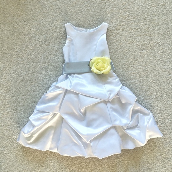 NWOT Satin and Tulle Flower Girl Dress in White - Picture 1 of 2