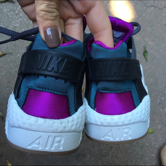 LAST PAIR! NWB 🎁 NIKE HUARACHE WOMENS SIZE 5 - Picture 2 of 4