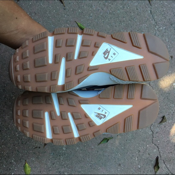 LAST PAIR! NWB 🎁 NIKE HUARACHE WOMENS SIZE 5 - Picture 3 of 4