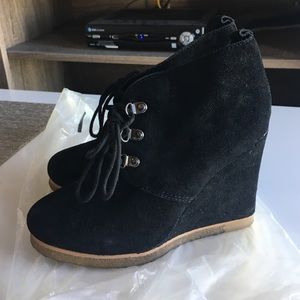 STEVE MADDEN WEDGED BOOTIES