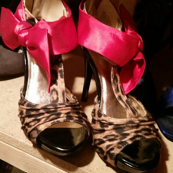 Leopard print red satin bow size 8