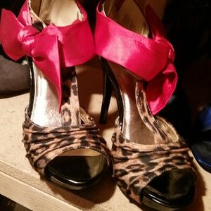 Leopard print red satin bow size 8