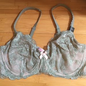 Victoria's Secret Body by Victoria bra