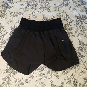 Sz 4 lululemon tracker short