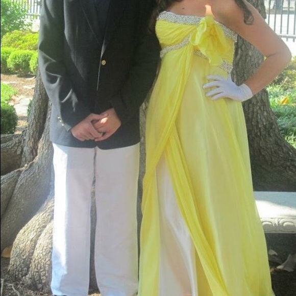 Mac Duggal formal dress. - Picture 1 of 3