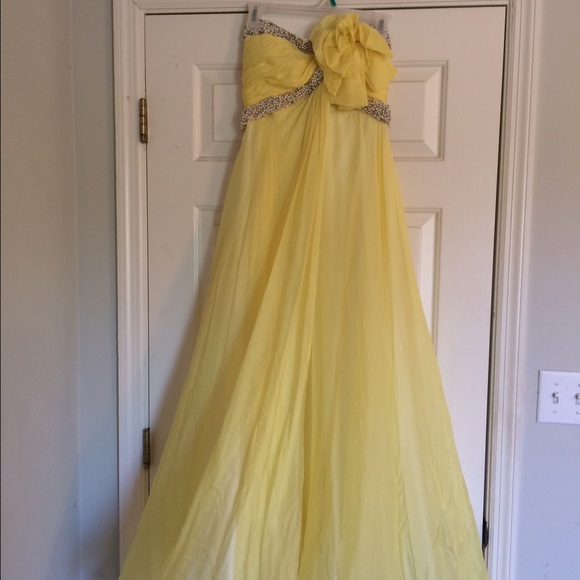 Mac Duggal formal dress. - Picture 2 of 3