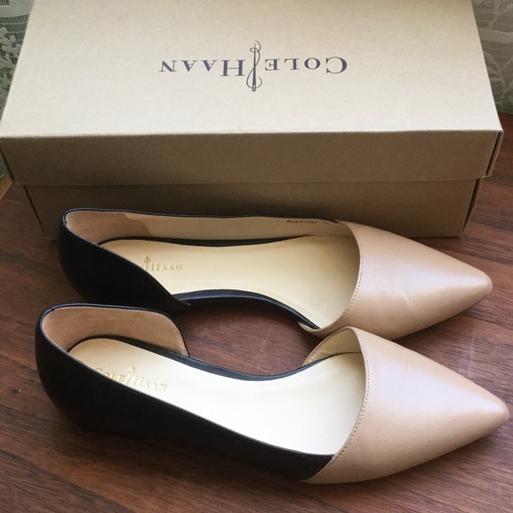 Cole Haan Amalia Skimmer in Sandstone and Black.