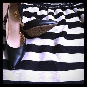 Black pointed toe pumps.