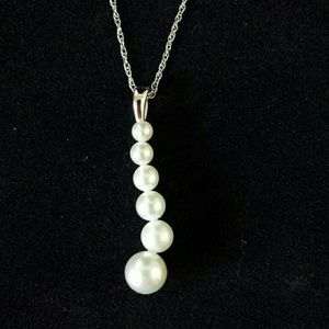 Pearl drop necklace