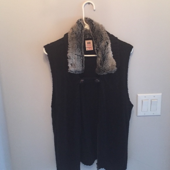 I sweater vest with  fake fur