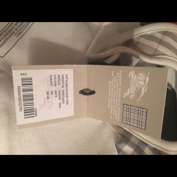 LAST ONE! Burberry Baby 3 Piece Onesie hat and bib - Picture 4 of 4