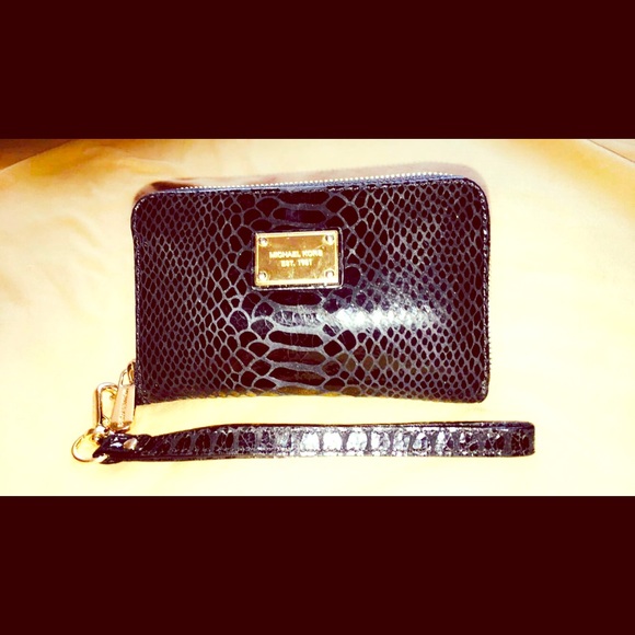 MICHAEL KORS Black Python Wristlet - Picture 1 of 3