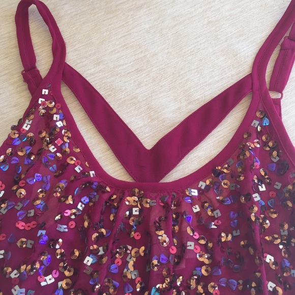 Sequin top with v neck cutout detail - Picture 3 of 4