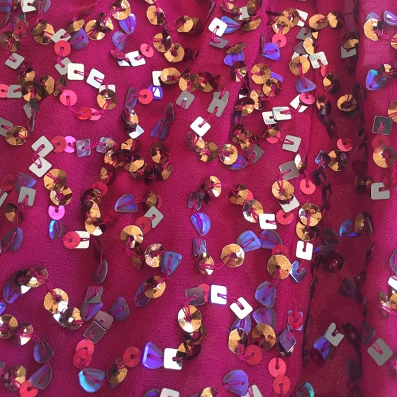 Sequin top with v neck cutout detail - Picture 4 of 4