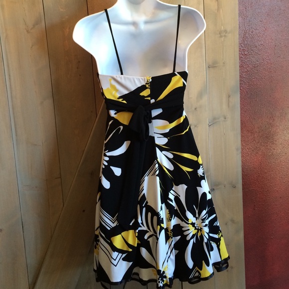 🖤Removing from closet if not sold today! Black Floral Belted Sundress - Picture 3 of 4