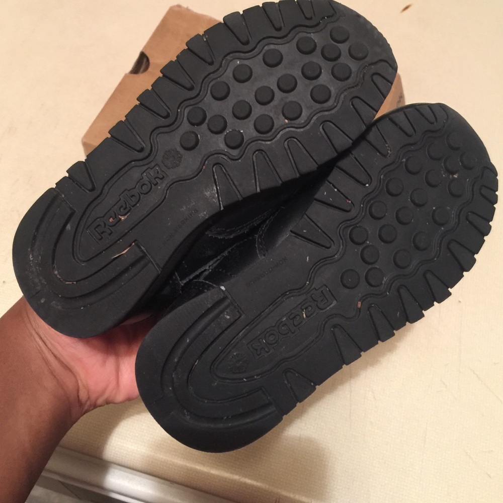 Black Reebok Classic - Picture 2 of 3